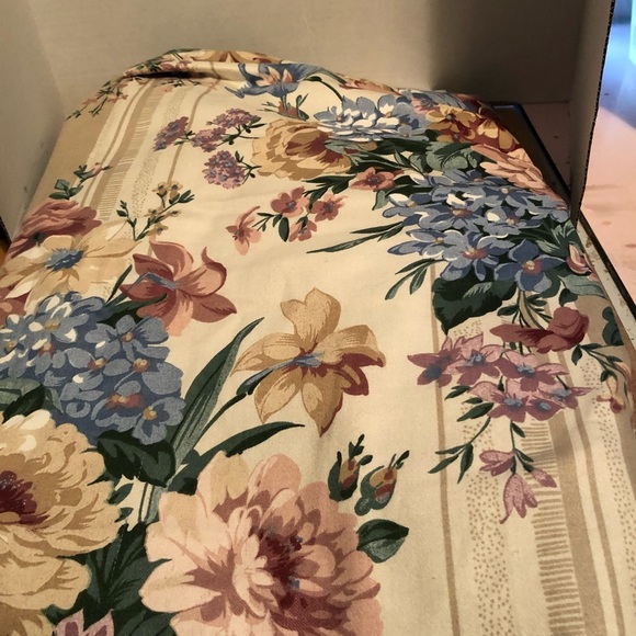 Vintage floral upholstery fabric56” by 72” - enough for a chair or cushions. - Picture 6 of 6